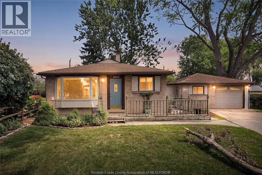1664 Greenview Crescent, Windsor, Ontario  N9C 2E9 - Photo 1 - 26018216