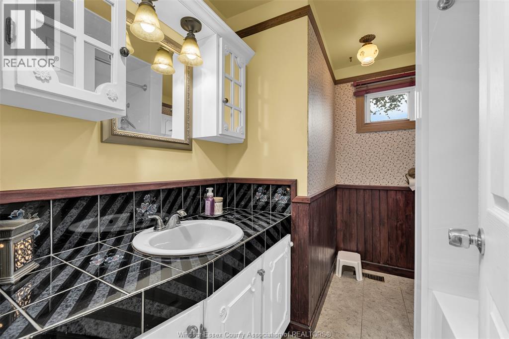 1664 Greenview Crescent, Windsor, Ontario  N9C 2E9 - Photo 14 - 26018216