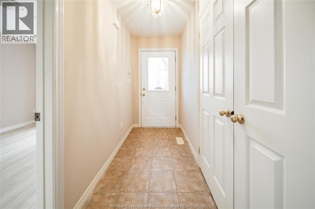1556 Heatherglen Drive, Tecumseh, Ontario  N8N 5B4 - Photo 3 - 26017981