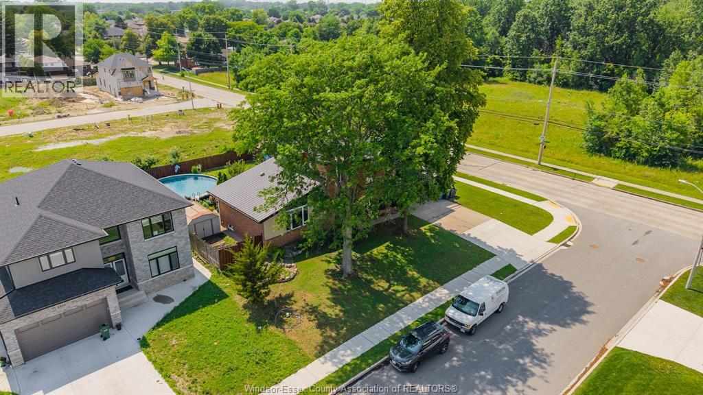 2405 Roxborough Boulevard, Windsor, Ontario  N9E 2Z7 - Photo 3 - 26018515