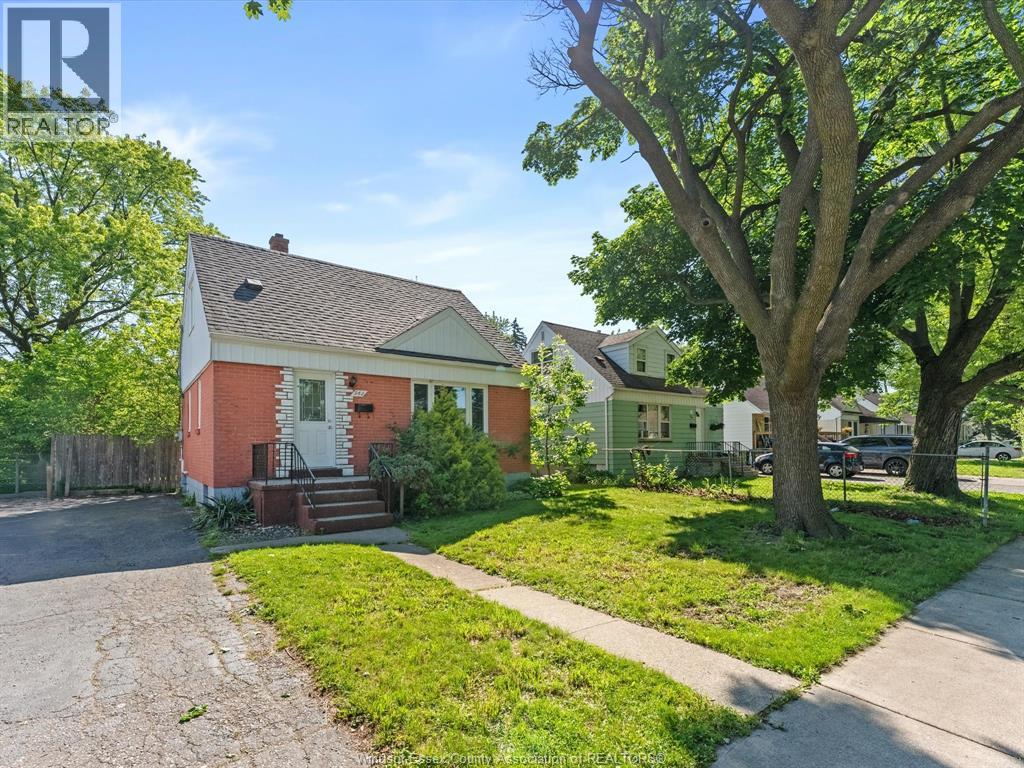 962 Askin, Windsor, Ontario  N9B 2X7 - Photo 3 - 26018560