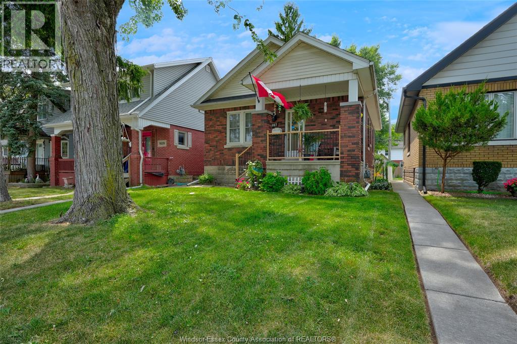 987 Curry, Windsor, Ontario  N9B 2C4 - Photo 1 - 26018576