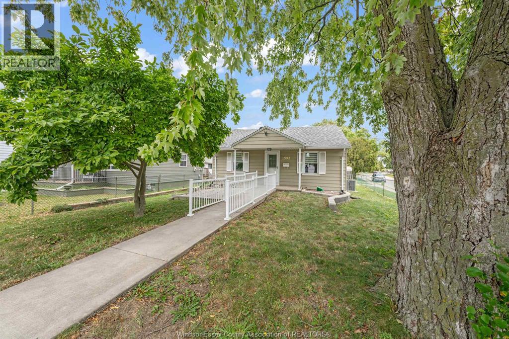 1592 Prince Road, Windsor, Ontario  N9C 3B3 - Photo 3 - 26018594