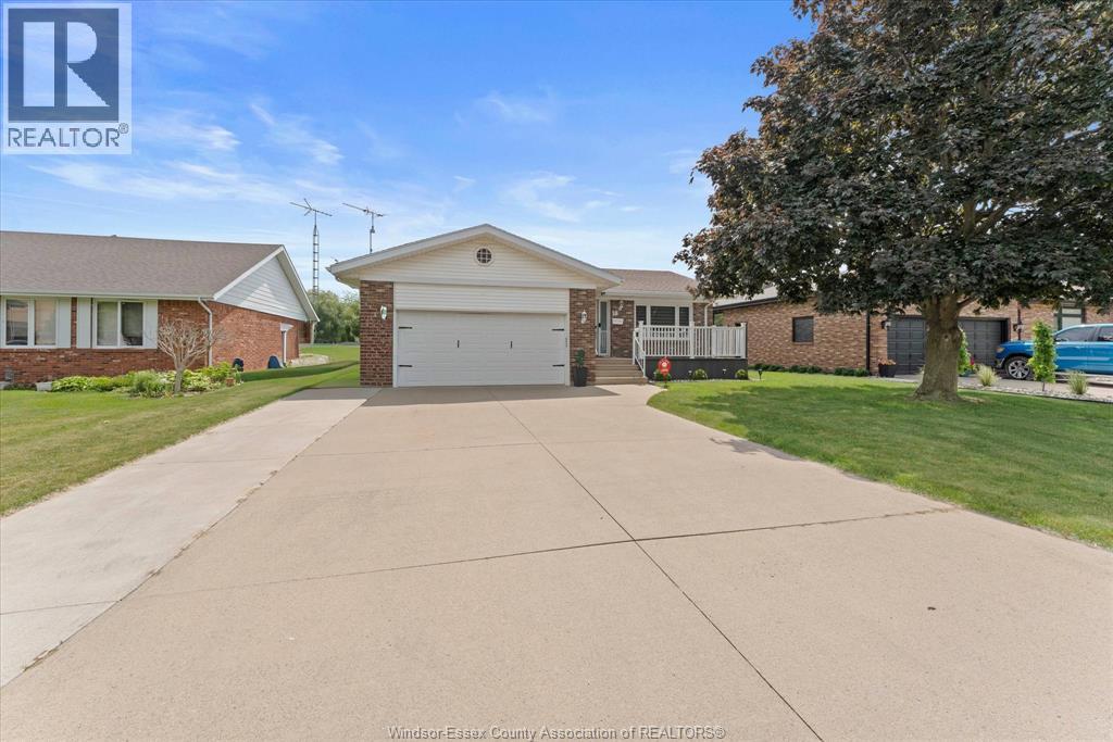 18 Elizabeth Crescent, Leamington, Ontario  N8H 4Y1 - Photo 2 - 26018717