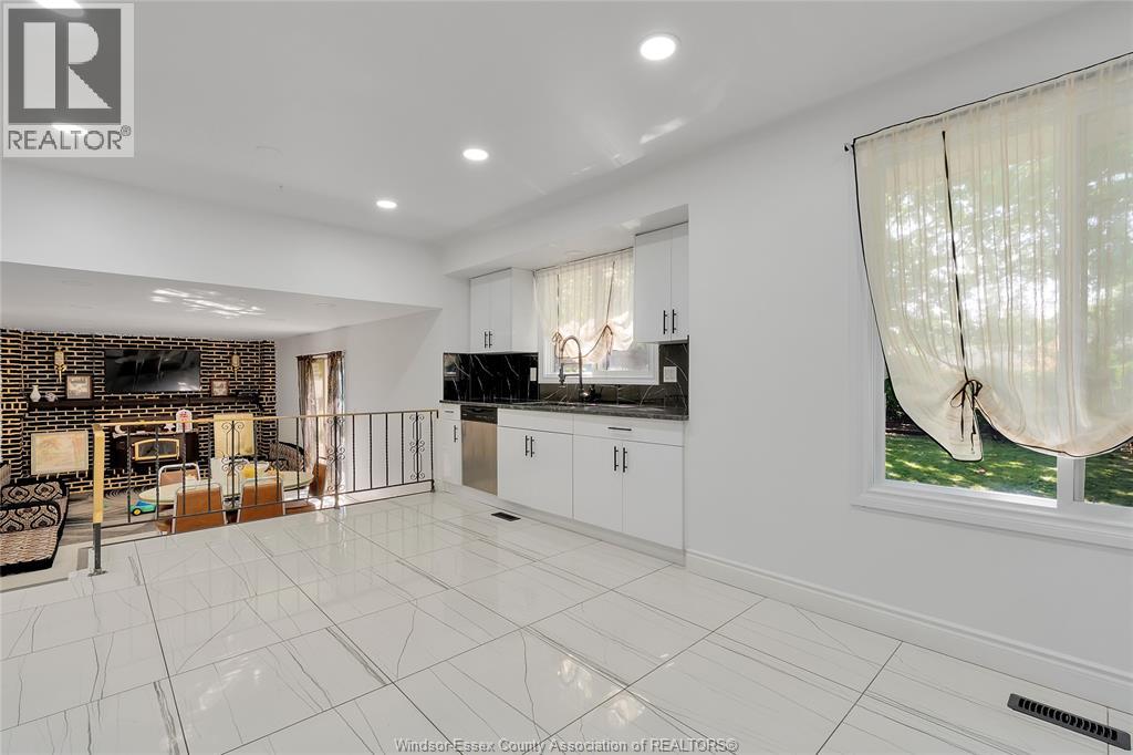 655 Roseland Drive South, Windsor, Ontario  N9G 1T7 - Photo 9 - 26018698