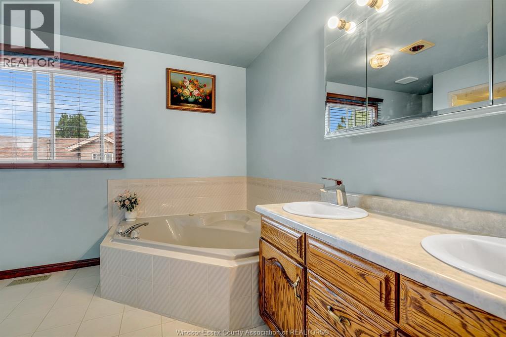 2862 Mangin Crescent, Windsor, Ontario  N9E 4K9 - Photo 35 - 26018748