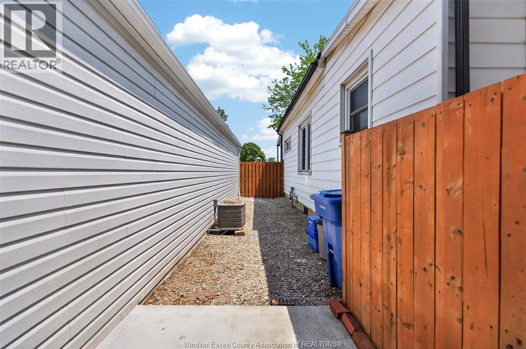 1075 Curry, Windsor, Ontario  N9B 2C6 - Photo 25 - 26018873