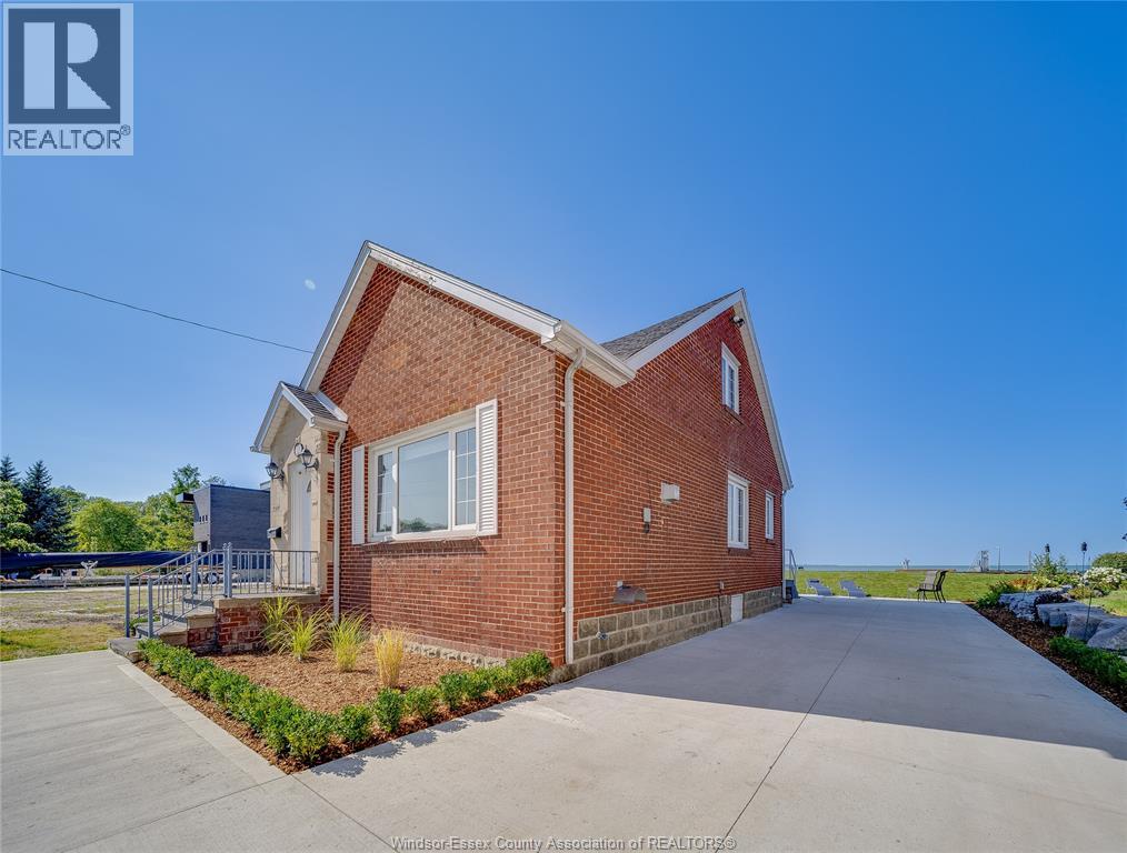 13902 Riverside Drive, Tecumseh, Ontario  N8W 1B6 - Photo 2 - 26018563