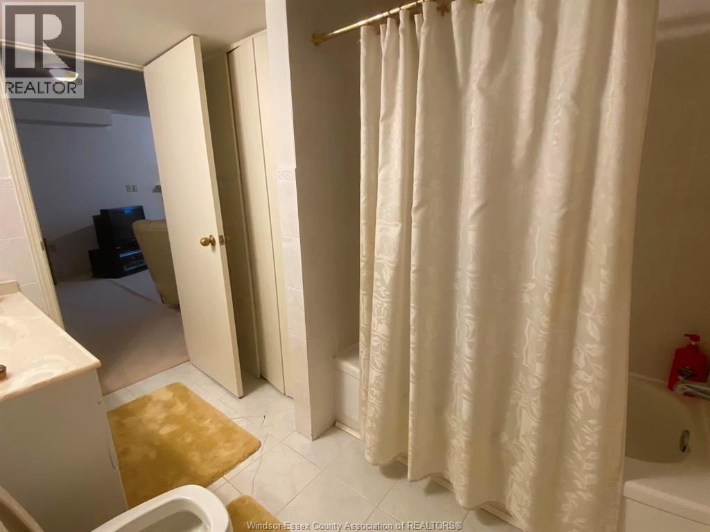 1087 Brookview Crescent, Windsor, Ontario  N8W 5H3 - Photo 14 - 26019050