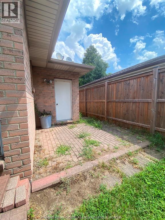 1087 Brookview Crescent, Windsor, Ontario  N8W 5H3 - Photo 4 - 26019050
