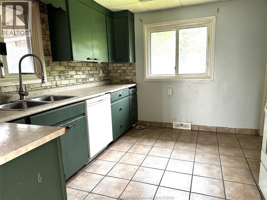 3615 Longfellow, Windsor, Ontario  N9E 2M2 - Photo 4 - 26019127