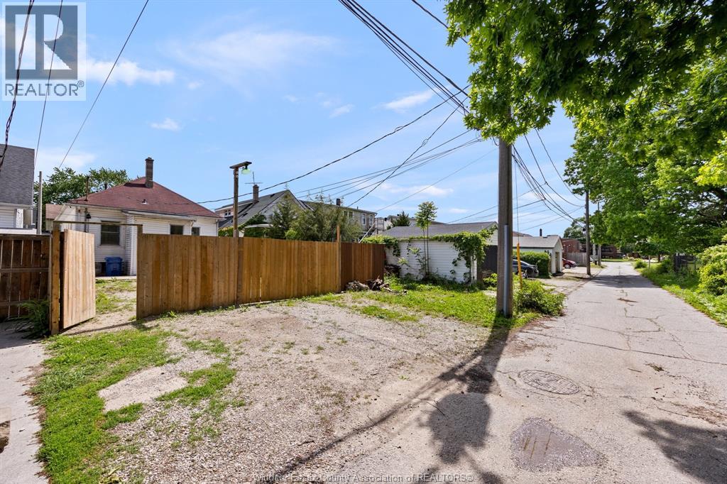2004 Ottawa, Windsor, Ontario  N8Y 1R7 - Photo 18 - 26019030