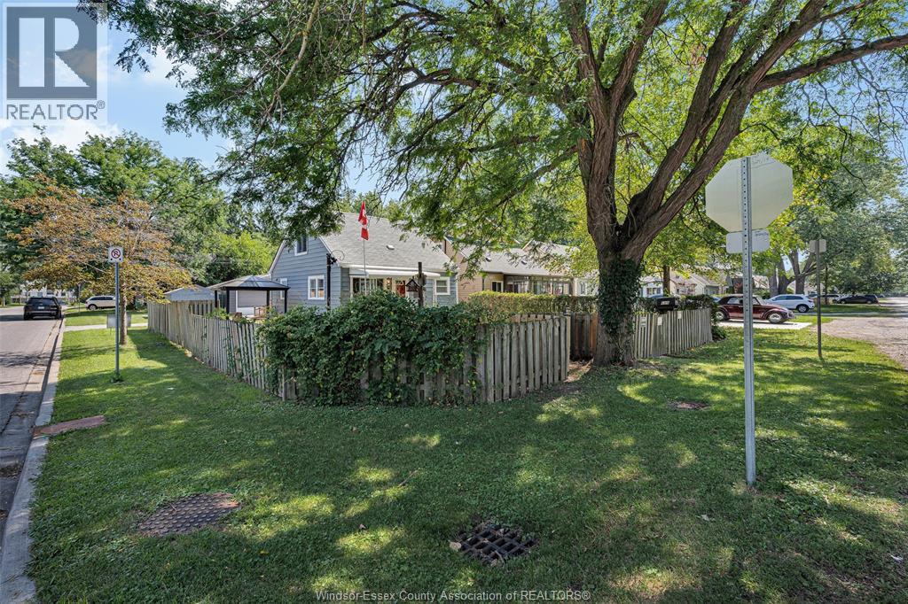 699 Capitol, Windsor, Ontario  N8X 3E9 - Photo 3 - 26019310