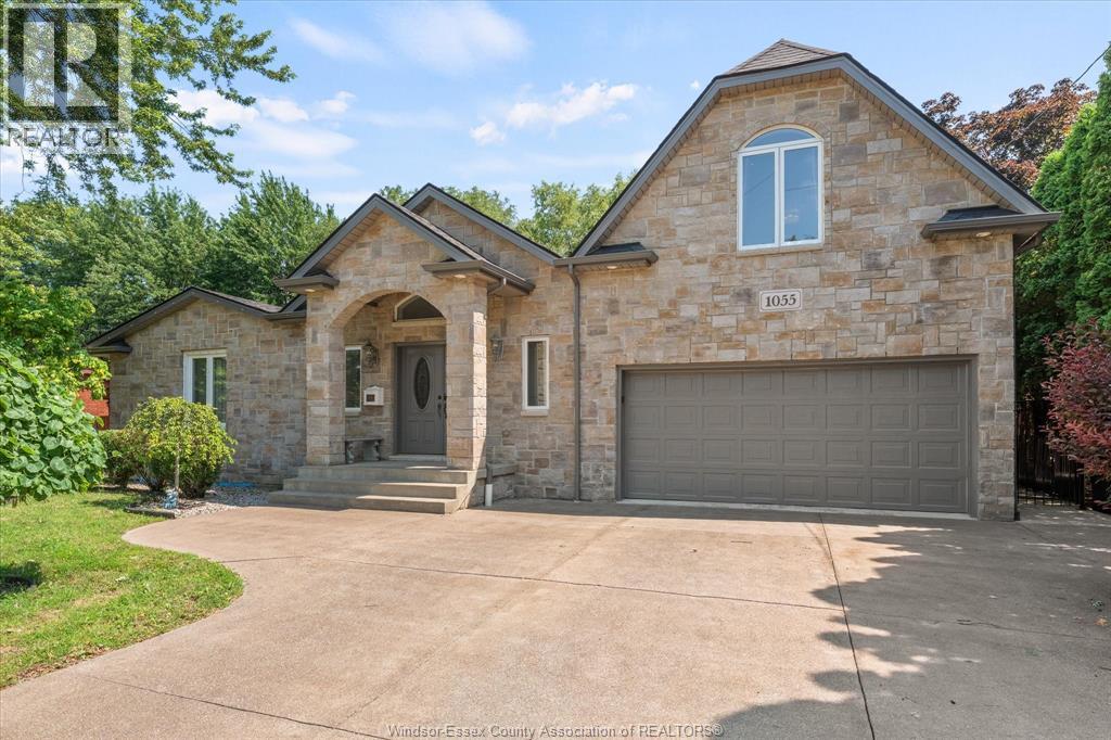 1055 ROSELAND DRIVE South, Windsor, Ontario
