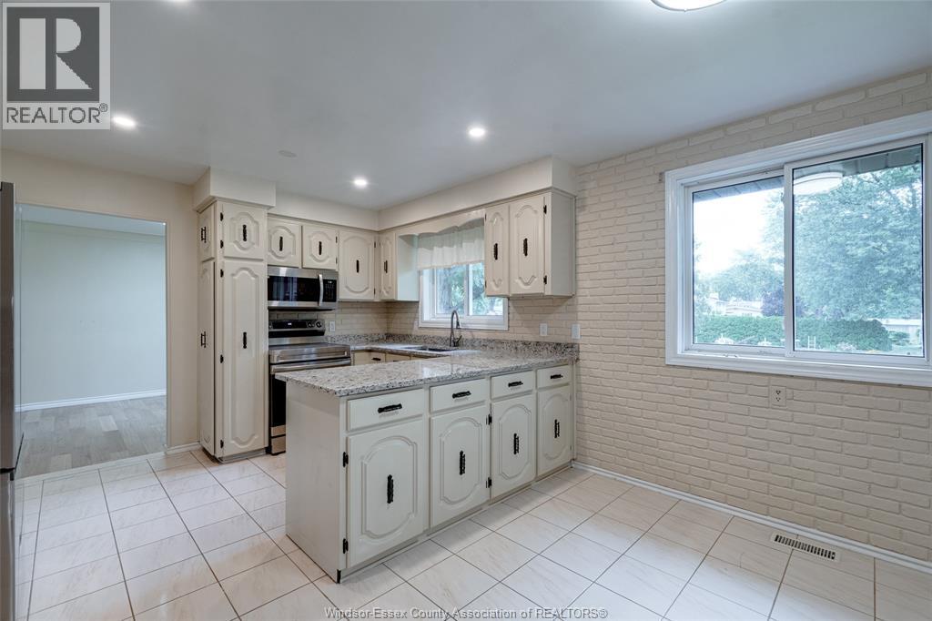 398 Brighton Road, Tecumseh, Ontario  N8N 2L4 - Photo 16 - 26019125