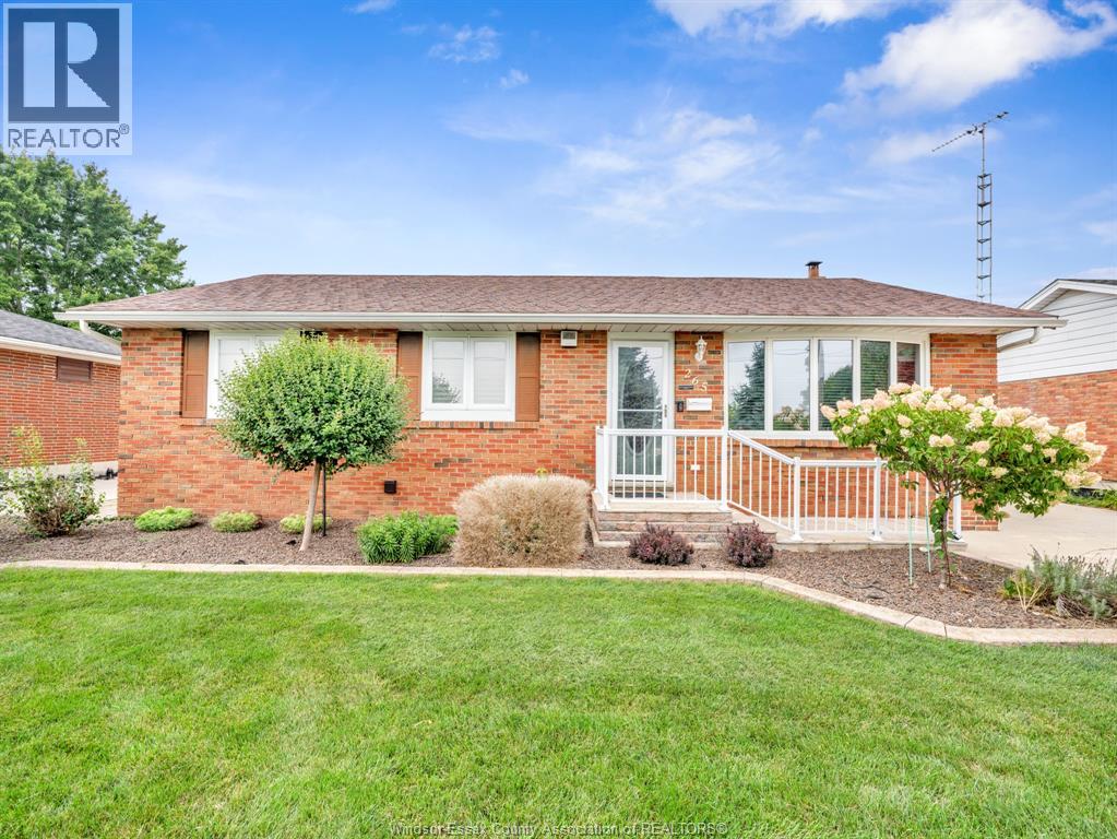 265 Fairview Avenue East, Essex, Ontario  N9M 2R4 - Photo 3 - 26019831