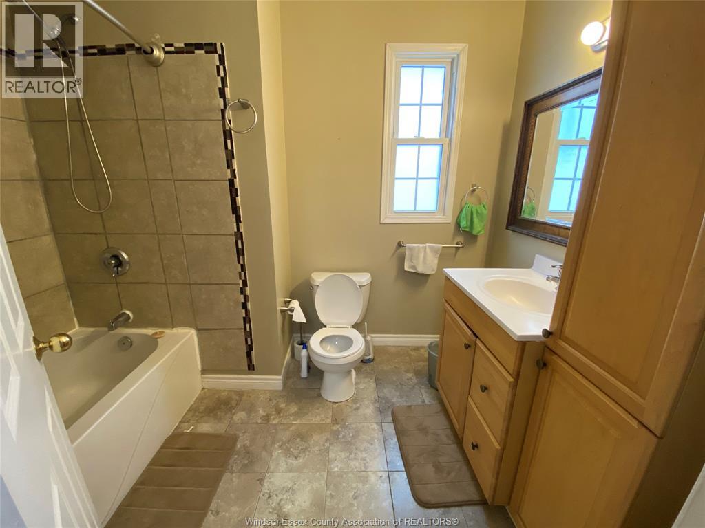 366 Bridge, Windsor, Ontario  N9B 2M4 - Photo 9 - 26020043