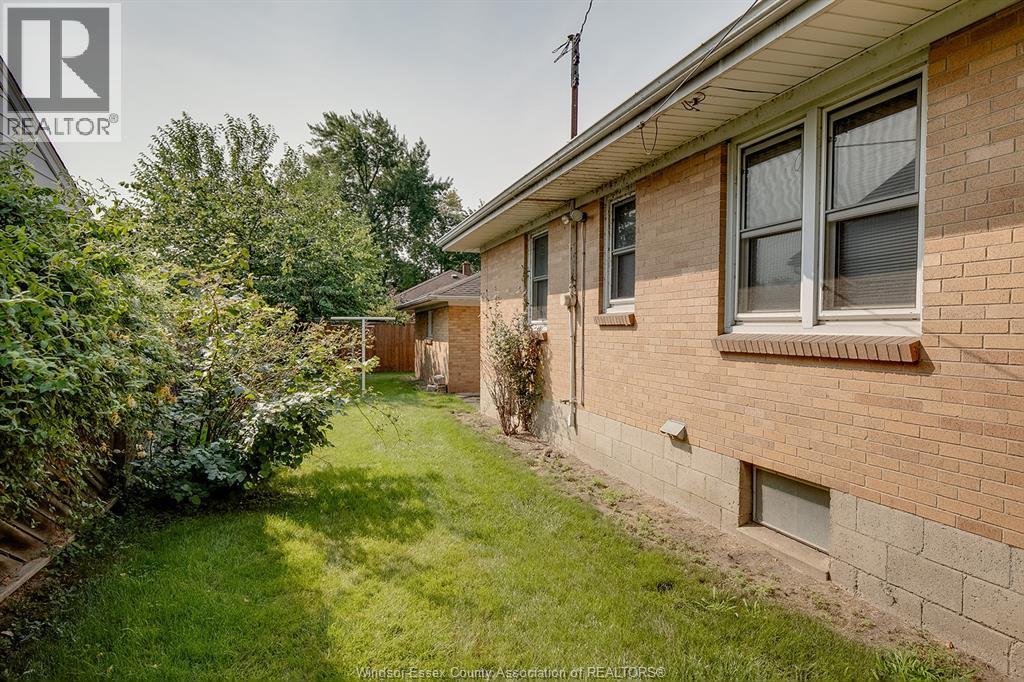 4305 Pleasant Place, Windsor, Ontario  N8Y 2E9 - Photo 3 - 26020083