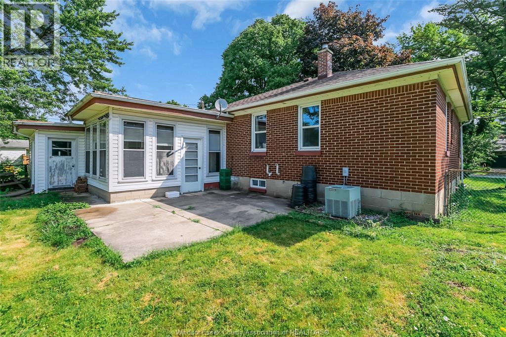 3331 Longfellow, Windsor, Ontario  N9E 2L7 - Photo 25 - 26020085