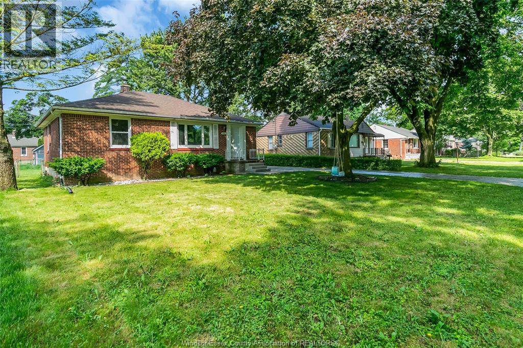 3331 Longfellow, Windsor, Ontario  N9E 2L7 - Photo 3 - 26020085