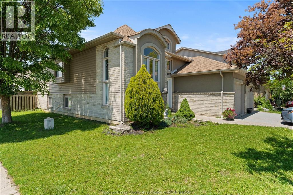 4697 Helsinki Crescent, Windsor, Ontario  N9G 3G2 - Photo 2 - 26020199