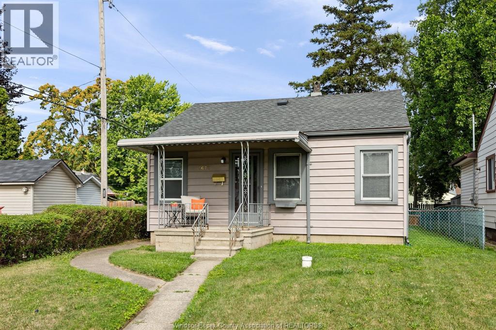 3672 Girardot, Windsor, Ontario  N9C 1W5 - Photo 1 - 26020269