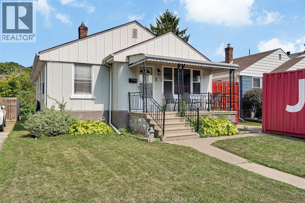 2258 Parkwood, Windsor, Ontario  N8W 2J9 - Photo 1 - 26020320
