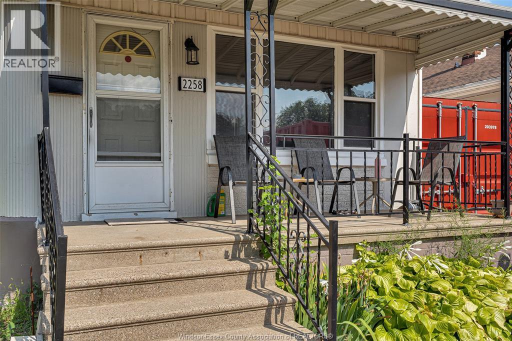 2258 Parkwood, Windsor, Ontario  N8W 2J9 - Photo 3 - 26020320