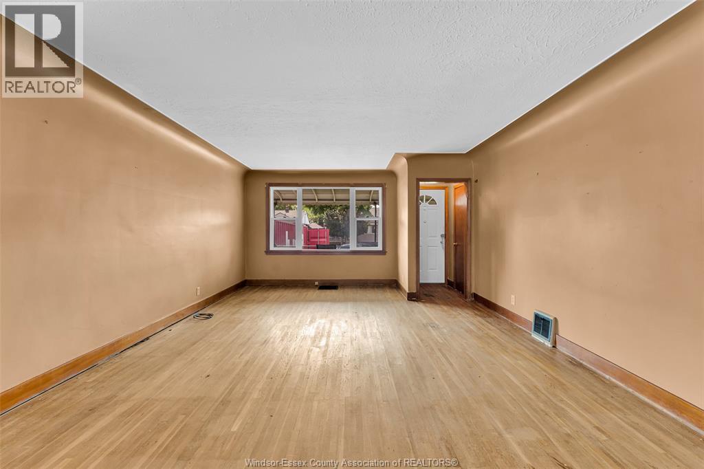 2258 Parkwood, Windsor, Ontario  N8W 2J9 - Photo 4 - 26020320