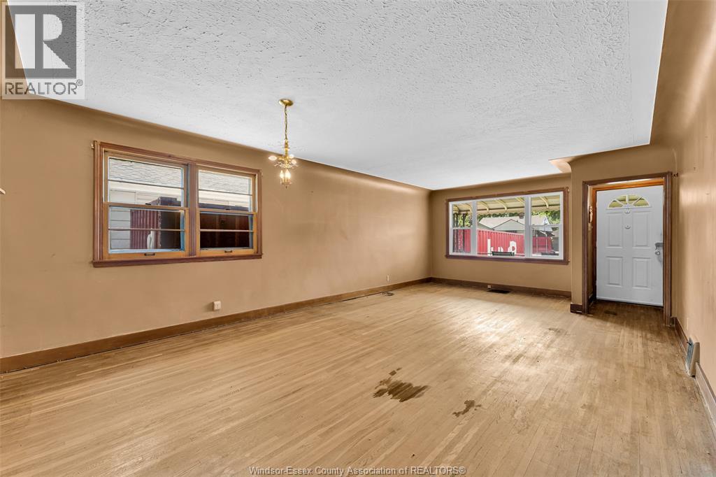 2258 Parkwood, Windsor, Ontario  N8W 2J9 - Photo 5 - 26020320