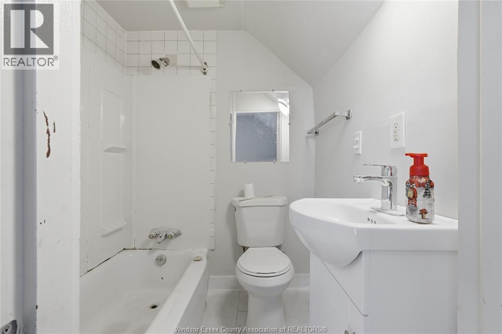 1021 Wellington Avenue, Windsor, Ontario  N9A 5K2 - Photo 11 - 26020950