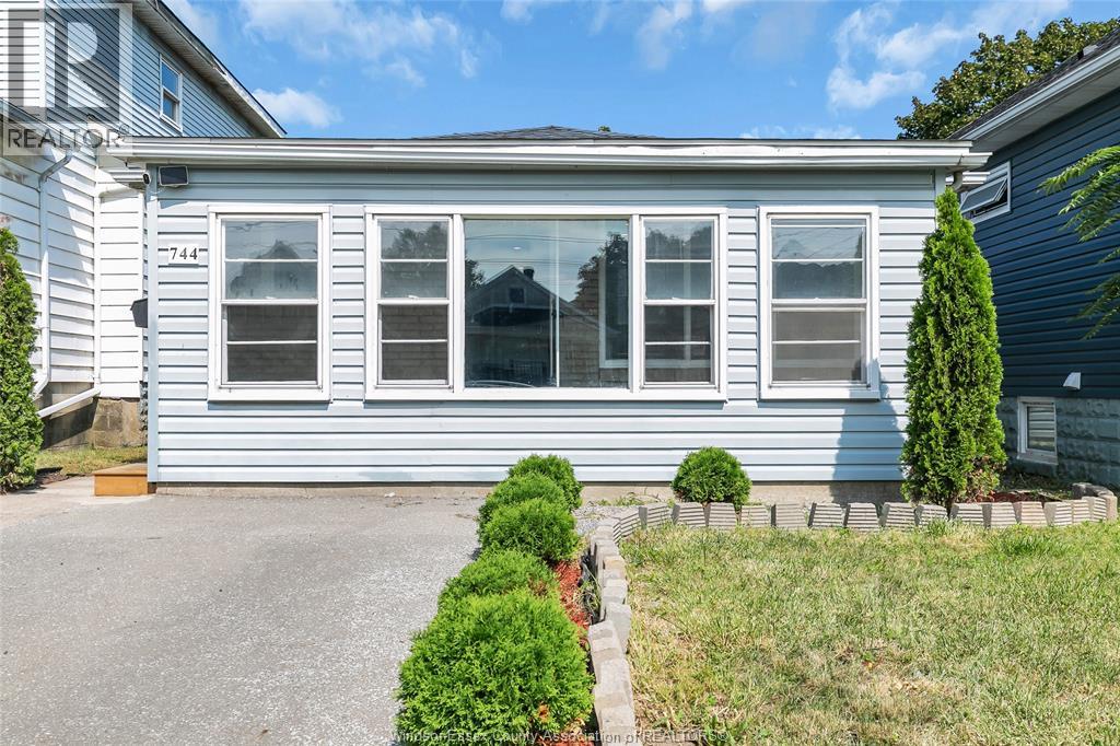 744 Mckay Avenue, Windsor, Ontario  N9B 2A1 - Photo 1 - 26020457