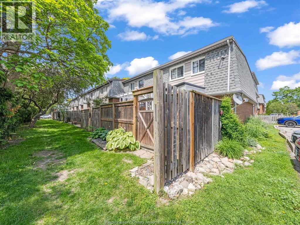 6701 Rose-Ville Garden Drive, Windsor, Ontario  N8T 1J3 - Photo 4 - 26021051