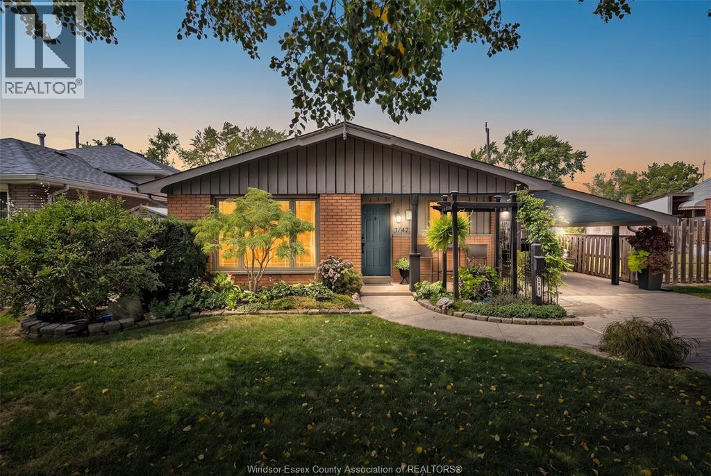 3742 MYRTLE AVENUE, Windsor, Ontario