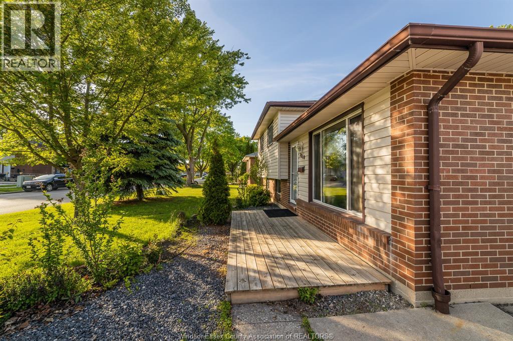 3018 Grandview Street, Windsor, Ontario  N8T 2L9 - Photo 5 - 26021669