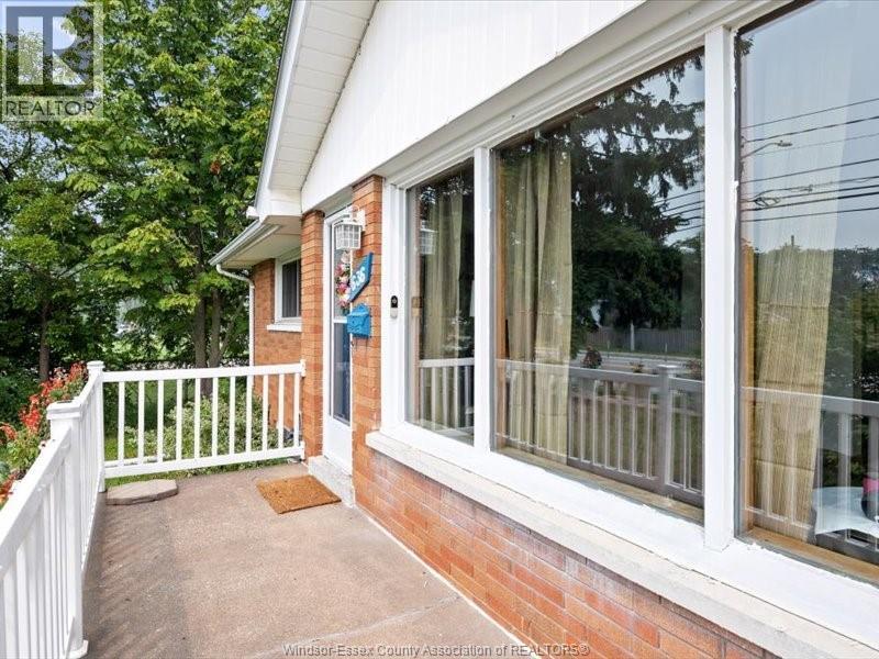 636 Cabana, Windsor, Ontario  N9G 1A4 - Photo 2 - 26021813