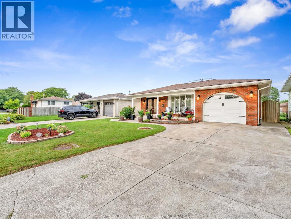 9975 Holly Crescent, Windsor, Ontario  N8R 1Y6 - Photo 3 - 26021735