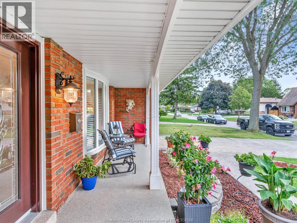 9975 Holly Crescent, Windsor, Ontario  N8R 1Y6 - Photo 7 - 26021735