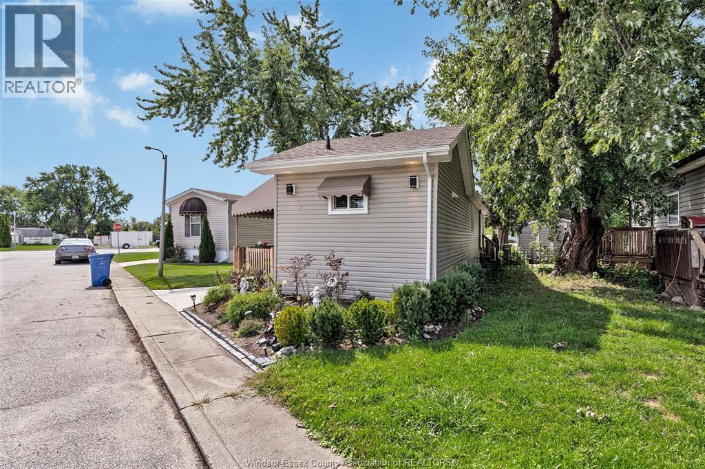 3 Robin Crescent, Lakeshore, Ontario  N8N 2R6 - Photo 3 - 26022037