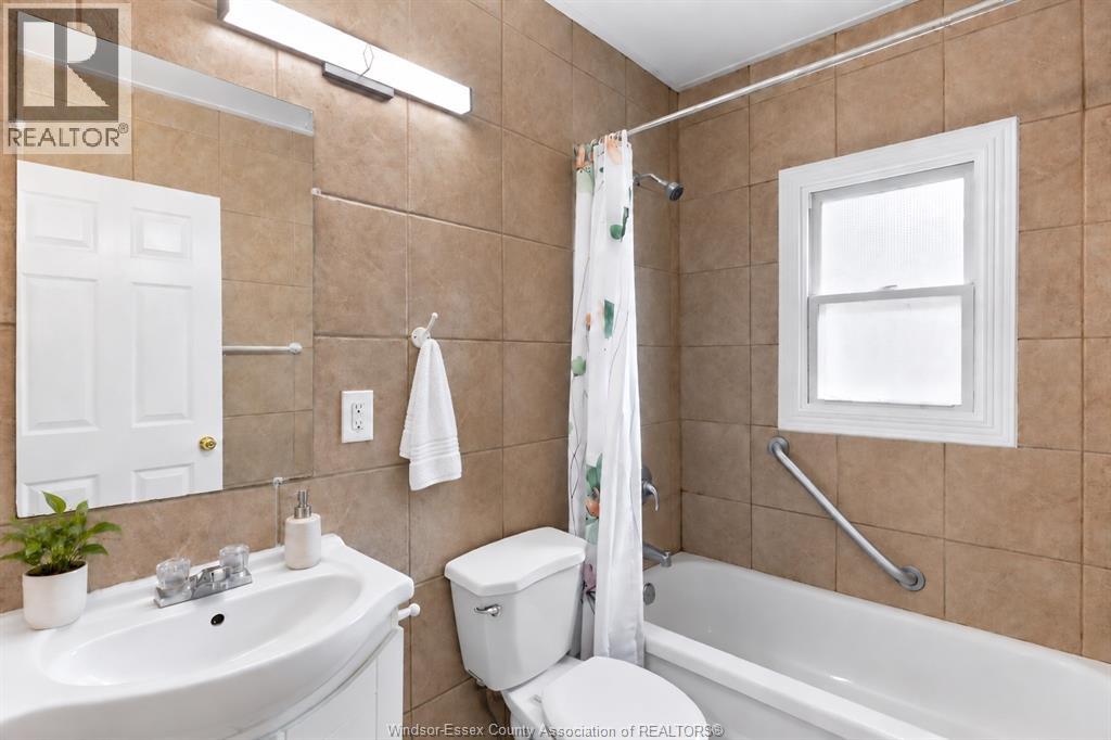 955 Mcewan, Windsor, Ontario  N9B 2G1 - Photo 13 - 26022108