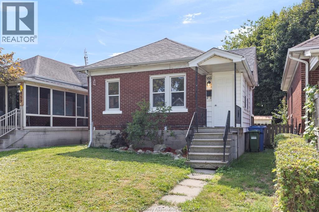 955 Mcewan, Windsor, Ontario  N9B 2G1 - Photo 2 - 26022108
