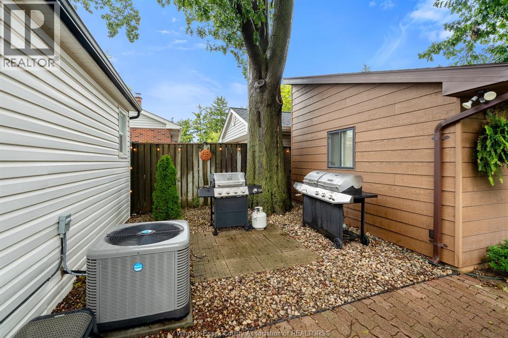 3274 Parkwood Avenue, Windsor, Ontario  N8W 2K8 - Photo 40 - 26022082