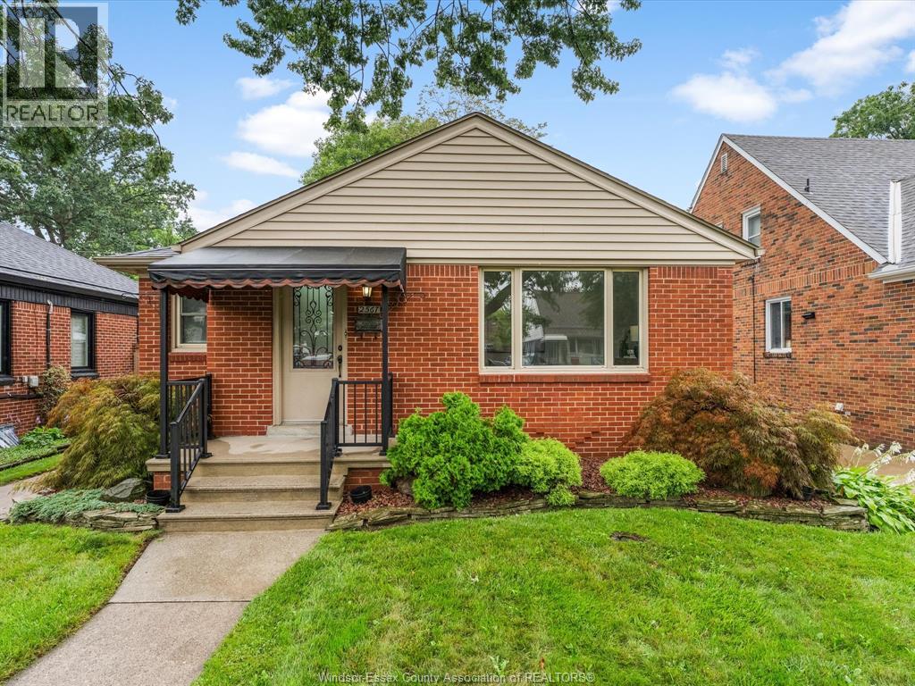 2567 Windermere, Windsor, Ontario  N8W 2T5 - Photo 1 - 26022239