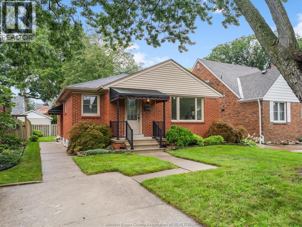 2567 Windermere, Windsor, Ontario  N8W 2T5 - Photo 2 - 26022239