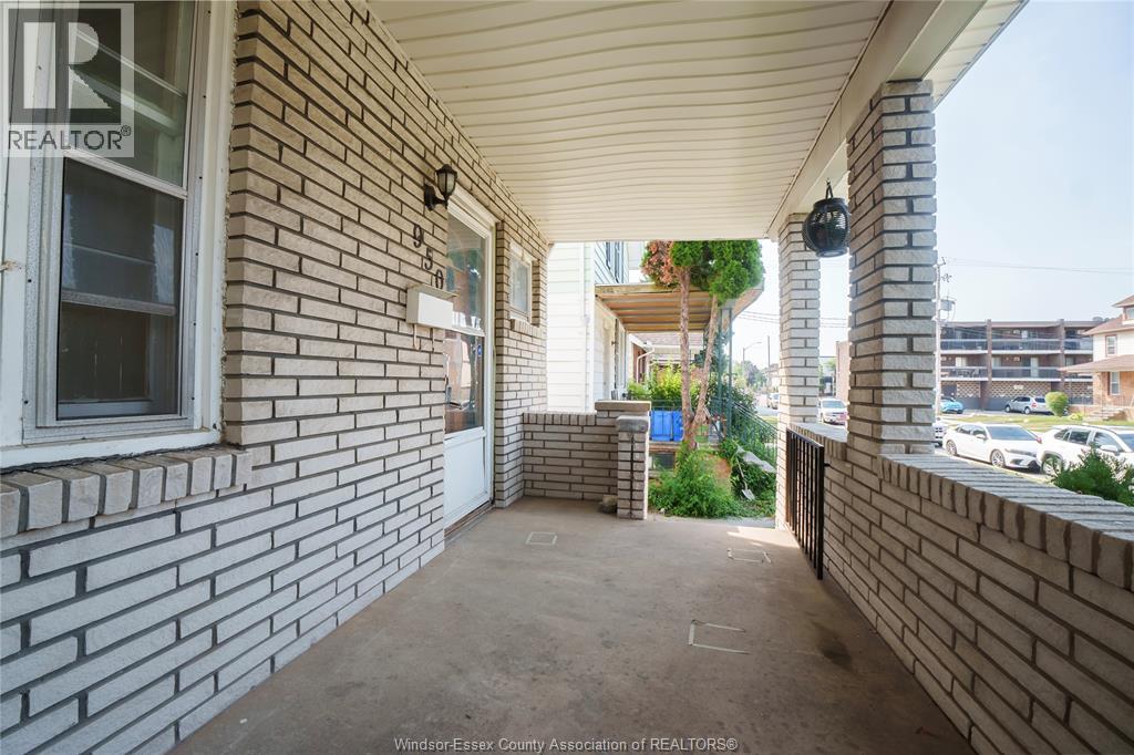 950 Elsmere, Windsor, Ontario  N9A 2A9 - Photo 3 - 26022205