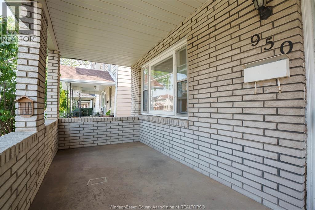950 Elsmere, Windsor, Ontario  N9A 2A9 - Photo 4 - 26022205