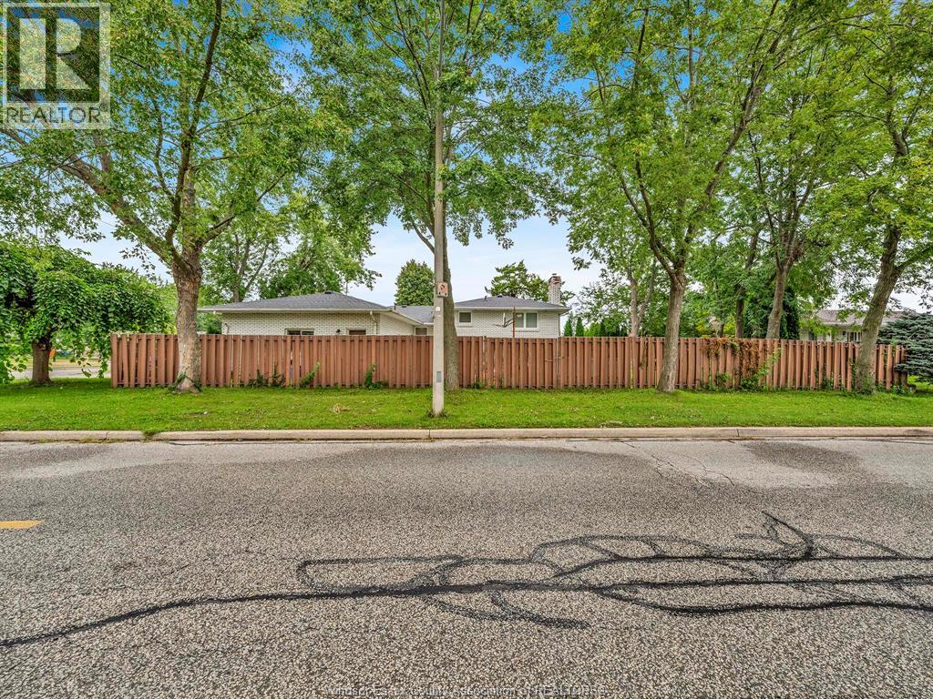 2068 Lesperance, Tecumseh, Ontario  N8N 2N4 - Photo 38 - 26022303