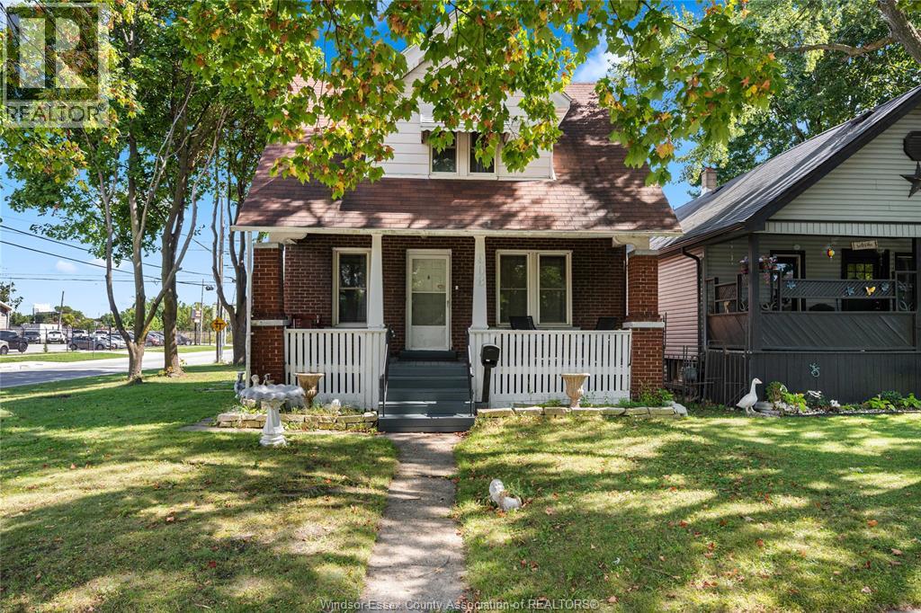 908 Oak Street, Windsor, Ontario  N9A 5G2 - Photo 1 - 26022368