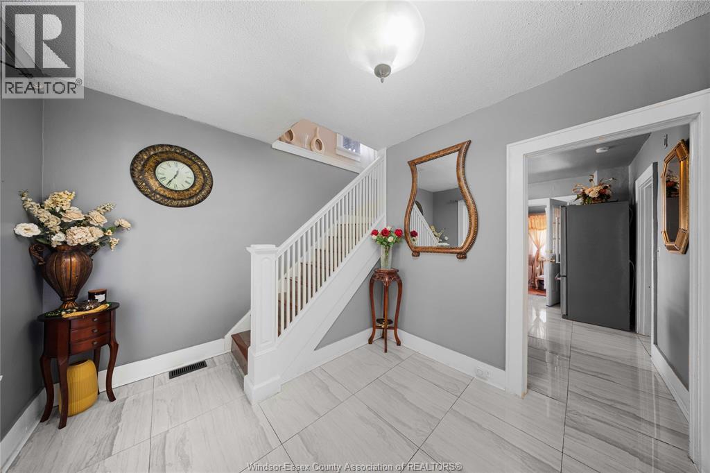 908 Oak Street, Windsor, Ontario  N9A 5G2 - Photo 11 - 26022368
