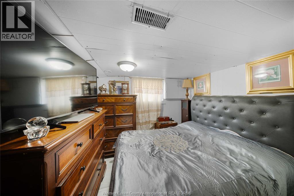 908 Oak Street, Windsor, Ontario  N9A 5G2 - Photo 32 - 26022368